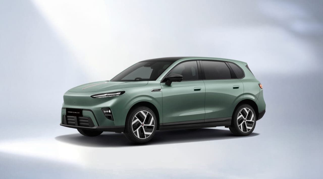 HONGQI E-HS4 in Celadon